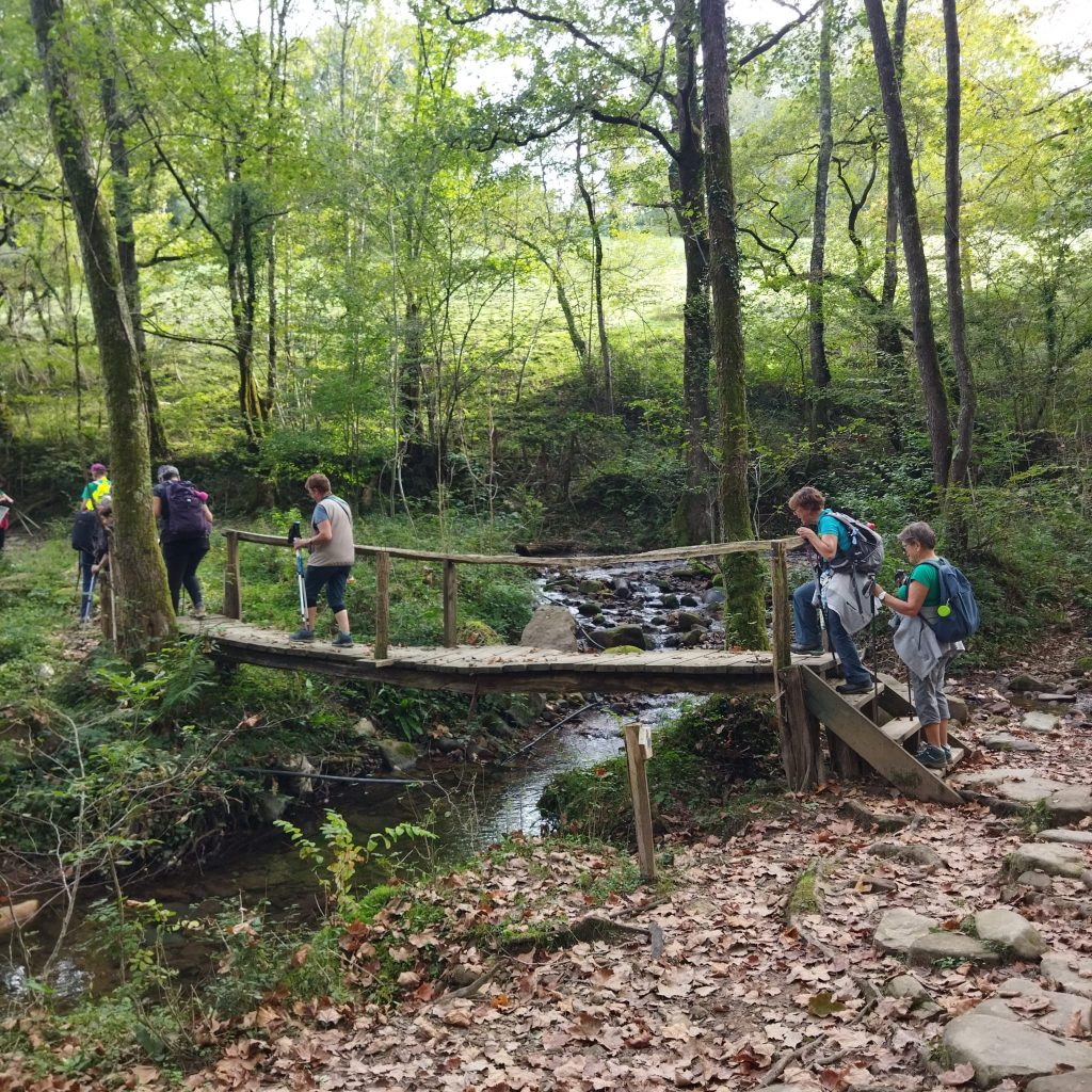 randonneurs-traversant-pont